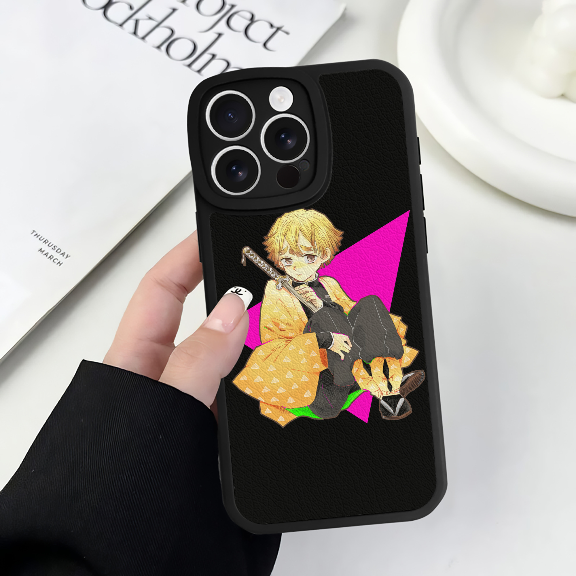 （画像用） 鬼滅の刃（きめつのやいば）我妻 善逸／あがつま ぜんいつ Agatsuma Zenitsu 【iPhone 16シリーズ対応】シリコンスマホケース（レザー調） 材質：シリコン